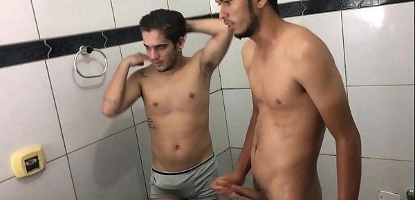  Dois Heteros Banhando e se Relando no Banheiro Master